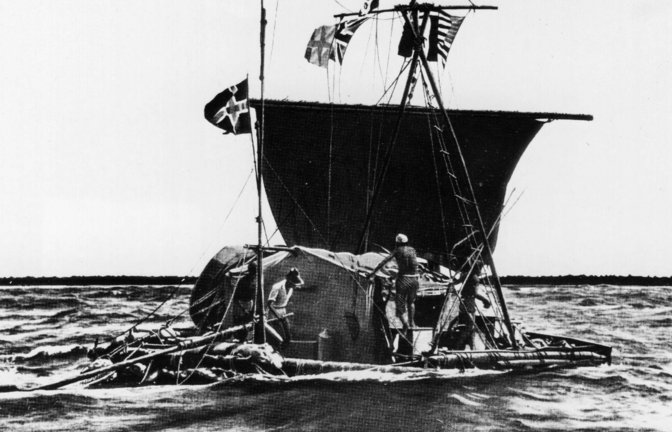 Thor Heyerdahl und fünf Crewmitglieder brechen mit dem aus Balsabaumstämmen gefertigten Floß „Kon-Tiki“ am 28. April 1947 vom peruanischen Hafen Callao bei Lima aus nach Polynesien auf.<span class='image-autor'>Foto: Imago/United Archives International</span>