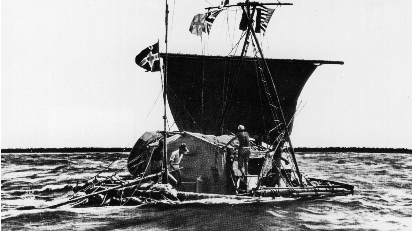 Thor Heyerdahl und fünf Crewmitglieder brechen mit dem aus Balsabaumstämmen gefertigten Floß „Kon-Tiki“ am 28. April 1947 vom peruanischen Hafen Callao bei Lima aus nach Polynesien auf.Foto: Imago/United Archives International