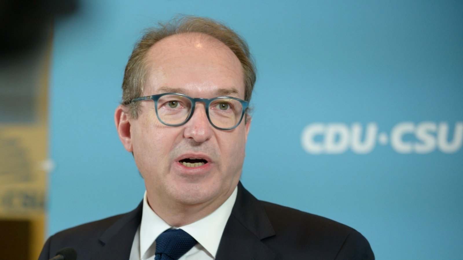 Bundesinnenminister Dobrindt stellt heute die neuen Zahlen zur politisch motivierten Kriminalität vor.Foto: photocosmos1/ Shutterstock Bundesinnenminister Dobrindt stellt heute die neuen Zahlen zur politisch motivierten Kriminalität vor.Foto: photocosmos1/ Shutterstock