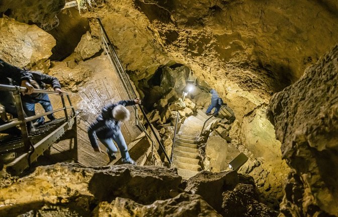 Tiefenhöhle Laichingen auf der Schwäbische Alb: Auf verschlungenen Wegen geht es 55 Meter ins Erdinnere, vorbei an  beeindruckenden Felsformationen.<span class='image-autor'>Foto: IMAGO/Arnulf Hettrich</span>