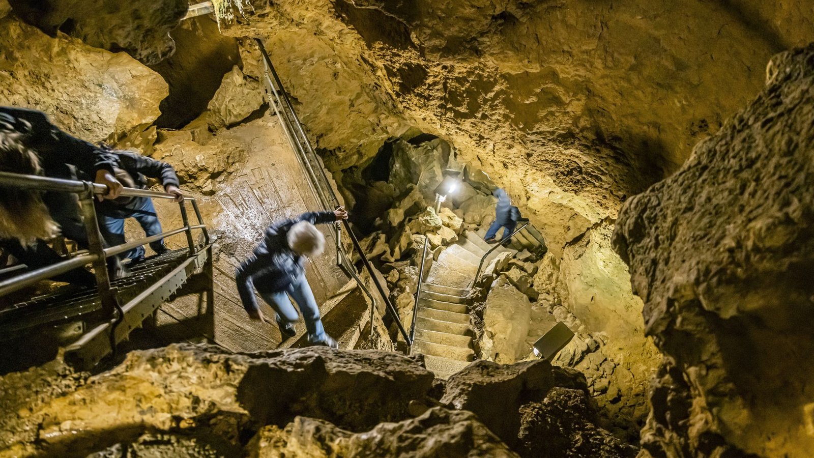 Tiefenhöhle Laichingen auf der Schwäbische Alb: Auf verschlungenen Wegen geht es 55 Meter ins Erdinnere, vorbei an beeindruckenden Felsformationen.Foto: IMAGO/Arnulf Hettrich Tiefenhöhle Laichingen auf der Schwäbische Alb: Auf verschlungenen Wegen geht es 55 Meter ins Erdinnere, vorbei an beeindruckenden Felsformationen.Foto: IMAGO/Arnulf Hettrich