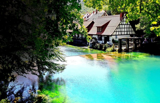 Der Blautopf mit seinem leuchtend blauen Wasser.<span class='image-autor'>Foto: imago/Pond5 Images/xQuint999x</span>