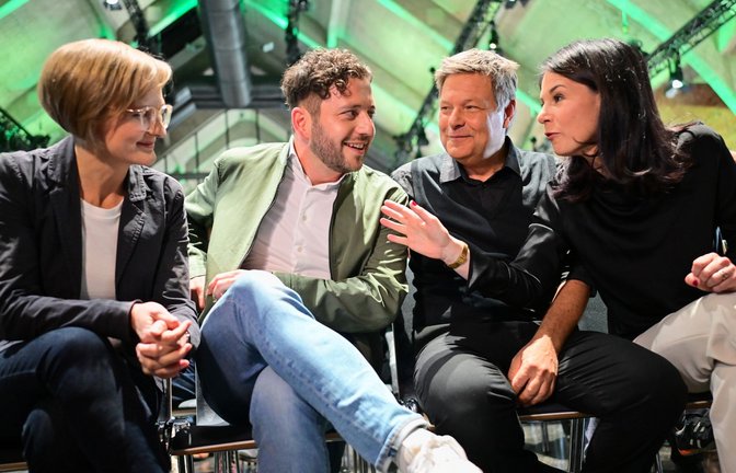 Franziska Brantner (von links),  Felix Banaszak, Robert Habeck  und Annalena Baerbock  sprechen während des kleinen Parteitags von Bündnis 90/Die Grünen.<span class='image-autor'>Foto: dpa/Sebastian Gollnow</span>