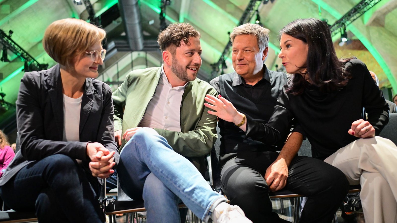 Franziska Brantner (von links),  Felix Banaszak, Robert Habeck  und Annalena Baerbock  sprechen während des kleinen Parteitags von Bündnis 90/Die Grünen.Foto: dpa/Sebastian Gollnow