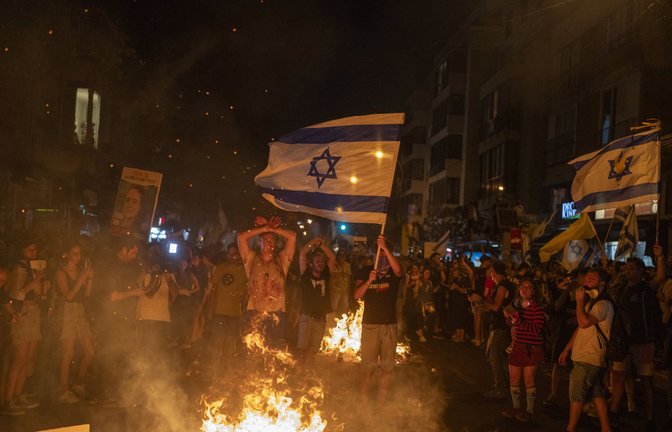 Protest gegen die Regierung in Tel Aviv – die Gegenseite geht allerdings auch auf die Straße.<span class='image-autor'>Foto: dpa/Ilia Yefimovich</span>