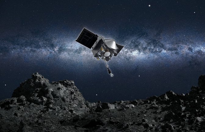 „Osiris-Rex“ nähert sich dem Asteroiden Bennu (künstlerische Darstellung). Rund drei Jahre nachdem sie eine Probe vom Asteroiden Bennu entnommen hat, hat die Nasa-Raumsonde diese über der Wüste des US-Bundesstaats Utah abgeworfen.<span class='image-autor'>Foto: Imago/Nasa/Abacapress</span>