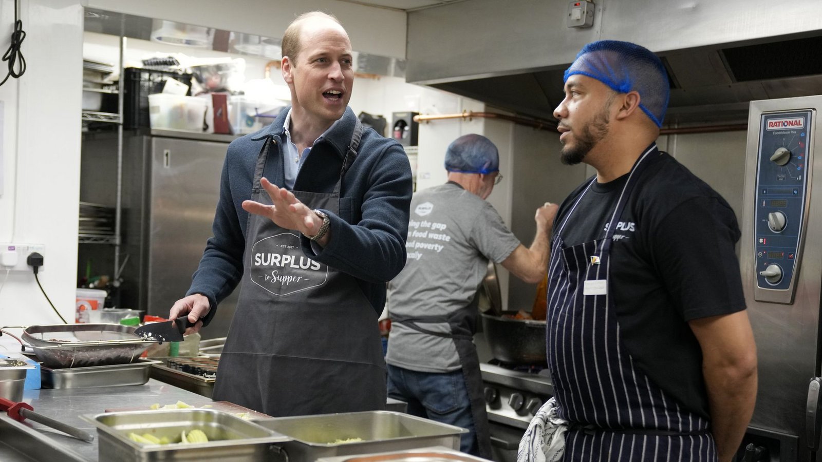 Prinz William unterstützte einen Koch bei der Zubereitung von Speisen.Foto: dpa/Alastair Grant