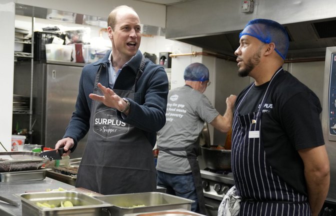 Prinz William unterstützte einen Koch bei der Zubereitung von Speisen.<span class='image-autor'>Foto: dpa/Alastair Grant</span>