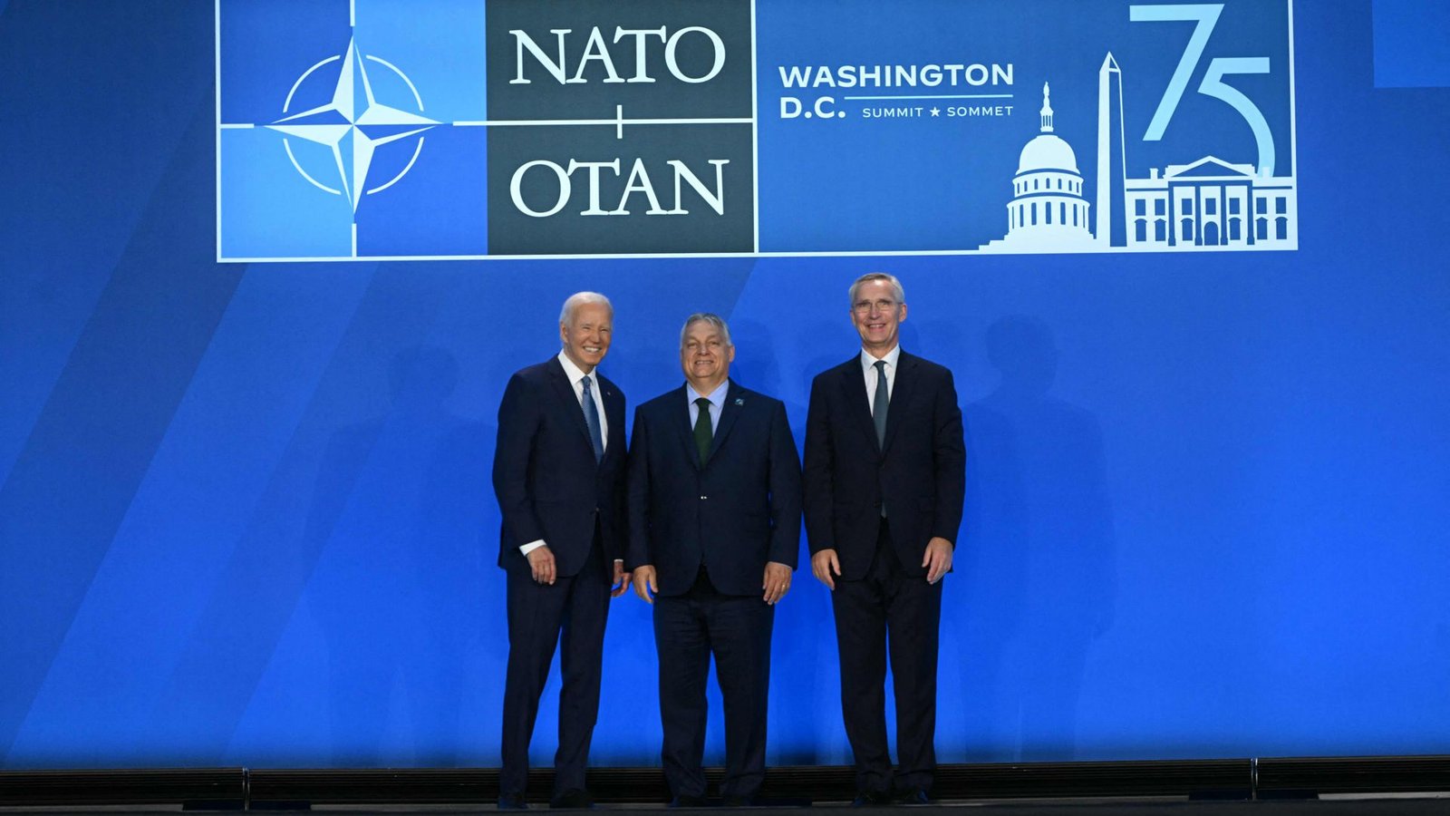 Zwei Männer, die ihren Ärger über Viktor Orban (Mitte) einfach weglächeln: US-Präsident Joe Biden (links) und Nato-Generalsekretär Jens Stoltenberg.Foto: AFP/MANDEL NGAN