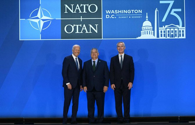 Zwei Männer, die ihren Ärger über Viktor Orban (Mitte) einfach weglächeln: US-Präsident Joe Biden (links) und Nato-Generalsekretär Jens Stoltenberg.<span class='image-autor'>Foto: AFP/MANDEL NGAN</span>