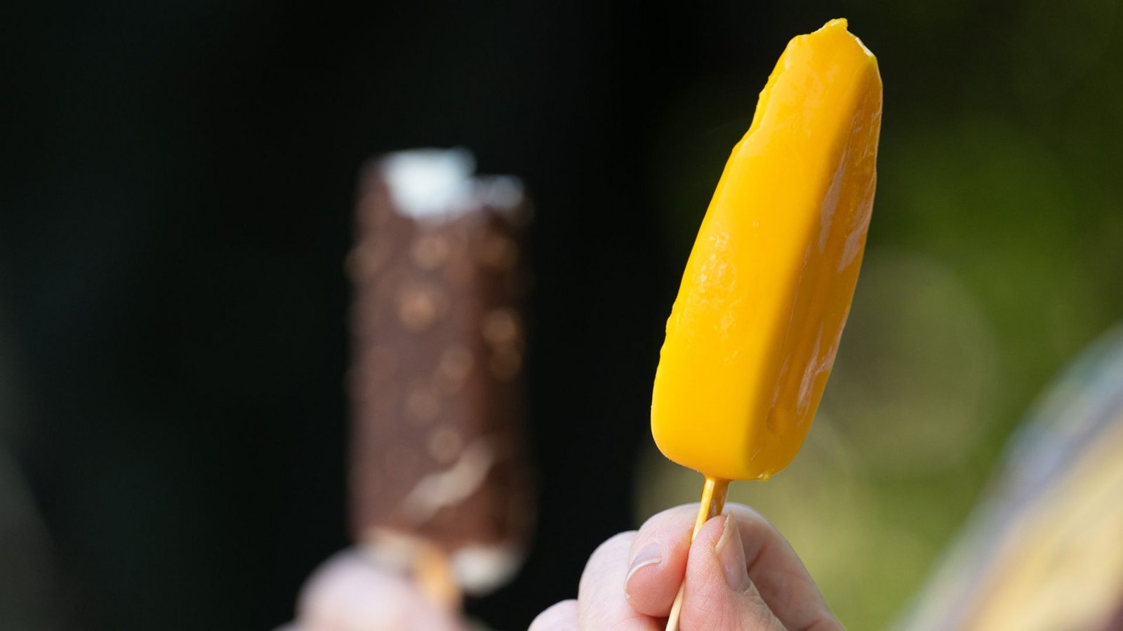 Eis am Stiel ist von einem Rückruf betroffen (Symbolbild).Foto: Sebastian Kahnert/dpa Eis am Stiel ist von einem Rückruf betroffen (Symbolbild).Foto: Sebastian Kahnert/dpa