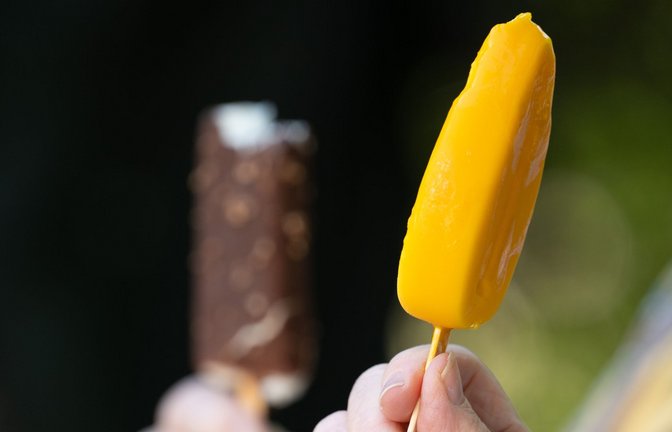 Eis am Stiel ist von einem Rückruf betroffen (Symbolbild).<span class='image-autor'>Foto: Sebastian Kahnert/dpa</span>