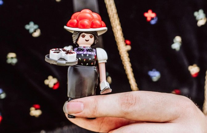 Immer freundlich und nasenlos, aber mit Bollenhut: auch als Playmobil-Figur ist die Schwarzwald-Marie eine Ikone.<span class='image-autor'>Foto: Baiersbronn Touristik/Max Günter</span>