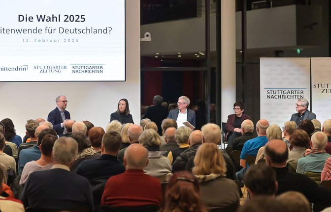 Die beiden Parlamentskorrespondenten von Stuttgarter Zeitung und Nachrichten, Tobias Peter  und Rebekka Wiese diskutierten mit StZ-Chefredakteur Joachim Dorfs, der Journalistin Ursula Weidenfeld und dem  Kommunikations- und Politikwissenschaftler Frank Brettschneider (von links) vor 120 Zuhörern im Haus der Architekten in Stuttgart.<span class='image-autor'>Foto: Lichtgut/Max Kovalenko</span>