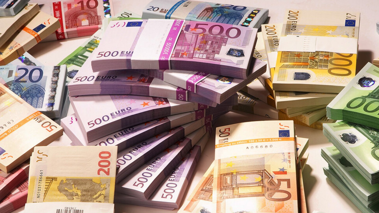 Die Verschuldung der Stadt droht auszuufern. Der Gemeinderat soll mit einem Sparprogramm dagegenhalten. Im April 2025 soll ein Nachtragsetat folgen.Foto: Adobe Stock//Franz Pfluegl Die Verschuldung der Stadt droht auszuufern. Der Gemeinderat soll mit einem Sparprogramm dagegenhalten. Im April 2025 soll ein Nachtragsetat folgen.Foto: Adobe Stock//Franz Pfluegl