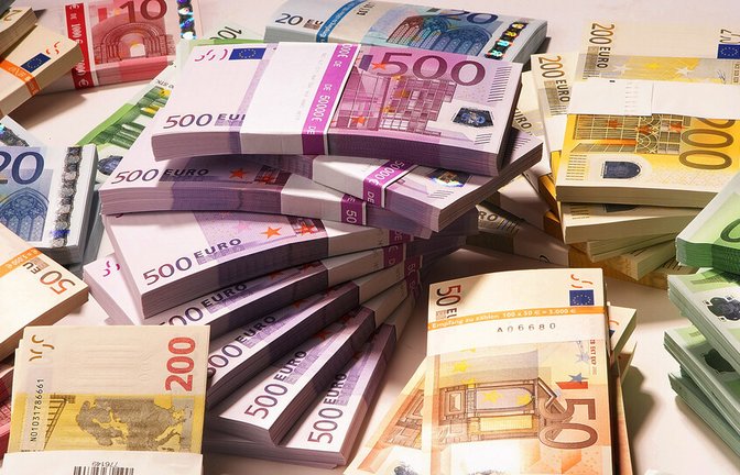 Die Verschuldung der Stadt droht auszuufern. Der Gemeinderat soll mit einem Sparprogramm dagegenhalten. Im April 2025 soll ein Nachtragsetat folgen.<span class='image-autor'>Foto: Adobe Stock//Franz Pfluegl</span>