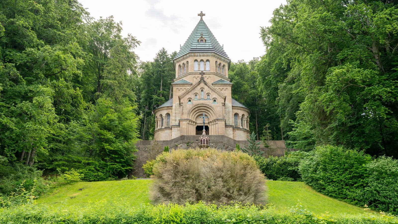 Die Votivkapelle am Ufer des Starnberger Sees wurde in Erinnerung an den "Märchenkönig" nach seinem Tod erbaut.Foto: Peter Kneffel/dpa Die Votivkapelle am Ufer des Starnberger Sees wurde in Erinnerung an den "Märchenkönig" nach seinem Tod erbaut.Foto: Peter Kneffel/dpa