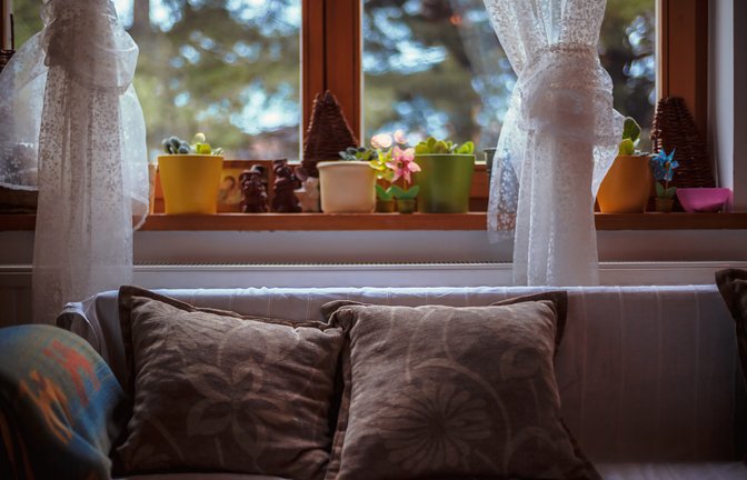 Steht diese Couch zu nah an der Heizung?<span class='image-autor'>Foto: krsmanovic / shutterstock.com</span>