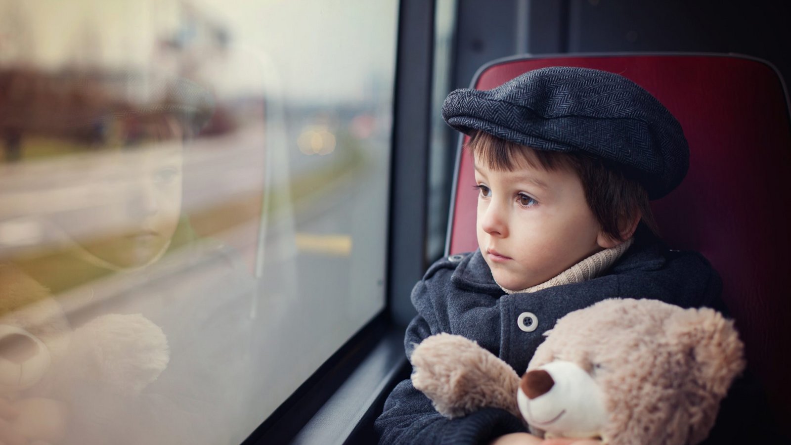 Unter bestimmten Bedingungen dürfen Kinder allein mit dem Zug fahren.Foto: Tomsickova Tatyana / shutterstock.com