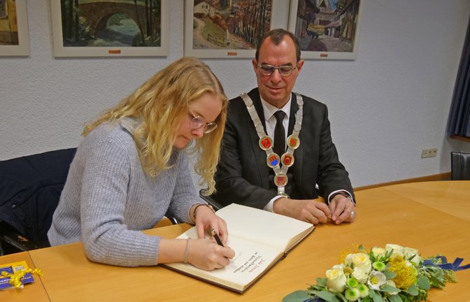 Jule Janson ist Vizeweltmeisterin im Baugewerbe geworden. Deshalb durfte sie sich am Montagmorgen bei OB Frank Schneider ins Goldene Buch der Stadt Mühlacker eintragen. <span class='image-autor'>Foto: Friedrich</span>