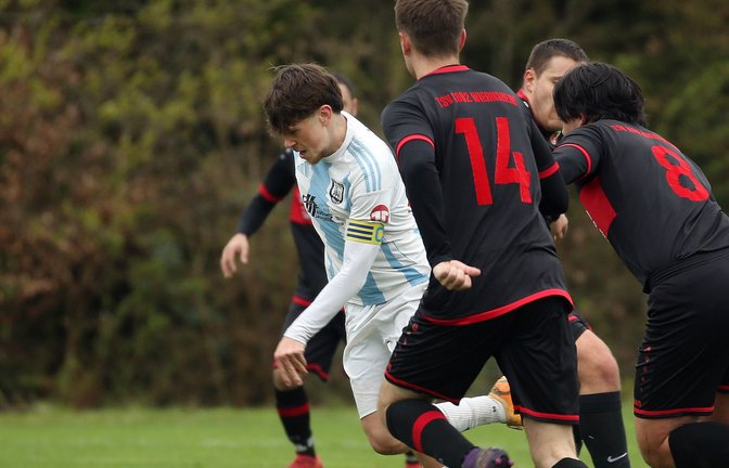 VfB-Kapitän Louis Wäbisch kämpft sich durch eine vielbeinige Wiernsheimer Abwehr und schießt beim 7:1-Sieg selbst das erste Tor für Vaihingen.