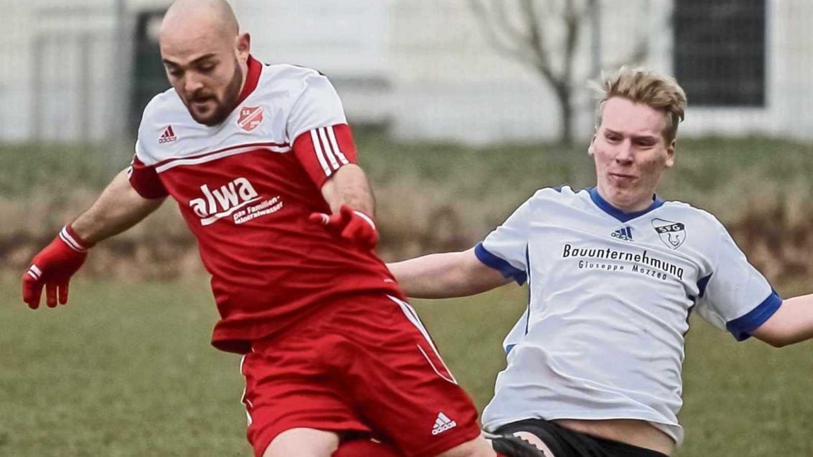 Marco Prantl (SC Hohenhaslach, links ) hebt im Zweikampf mit Nico Wild von den SF Großsachsenheim ab. Foto: Simecek Marco Prantl (SC Hohenhaslach, links ) hebt im Zweikampf mit Nico Wild von den SF Großsachsenheim ab. Foto: Simecek