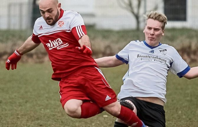 Marco Prantl (SC Hohenhaslach, links ) hebt im Zweikampf mit Nico Wild von den SF Großsachsenheim ab. Foto: Simecek
