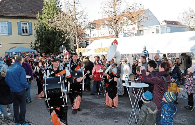 D’Hochdorfer Fleggafetzer laufen zum Neujahrsspielen auf dem Rathausplatz ein. Fotos: Rücker