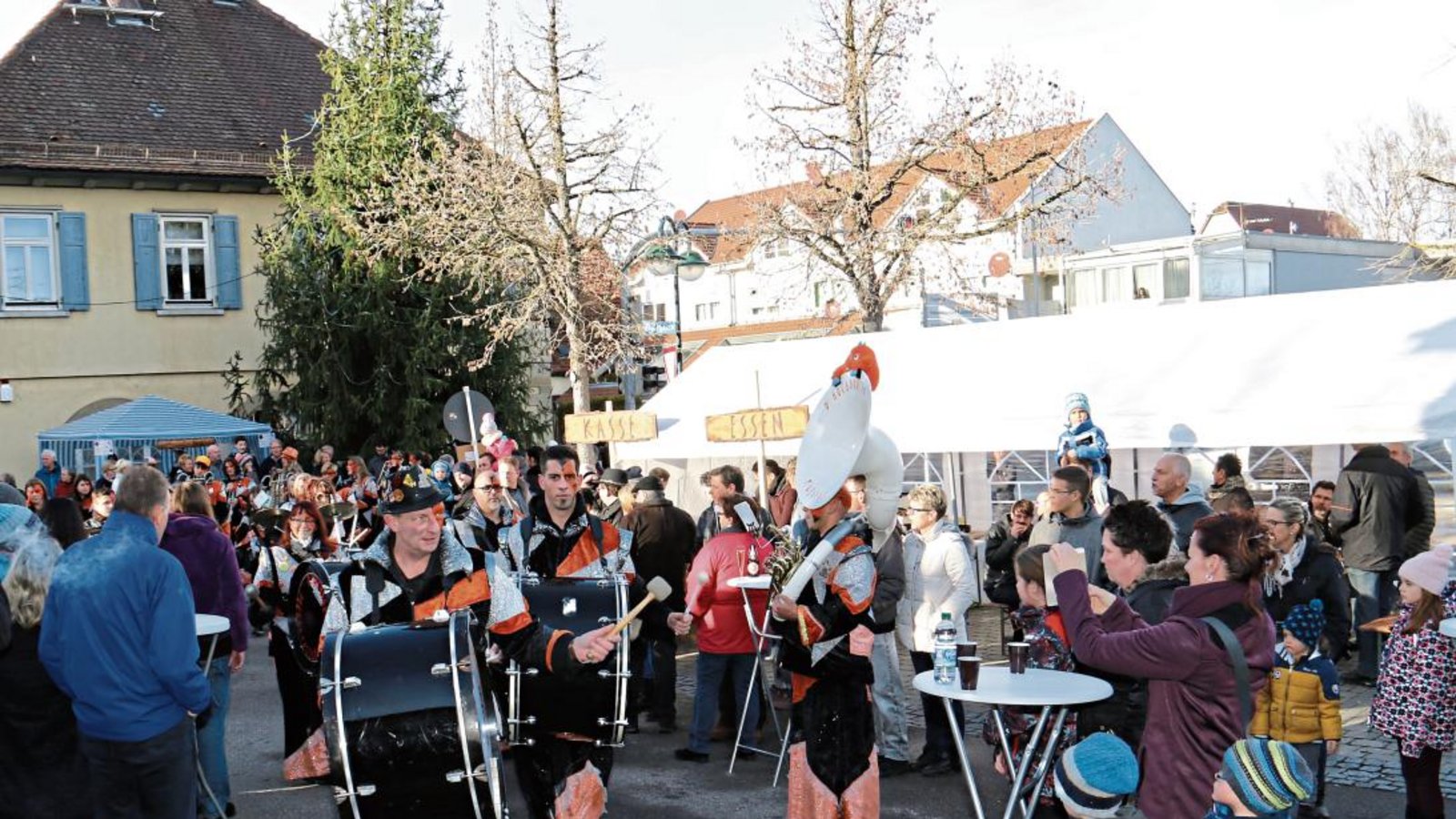 D’Hochdorfer Fleggafetzer laufen zum Neujahrsspielen auf dem Rathausplatz ein. Fotos: Rücker