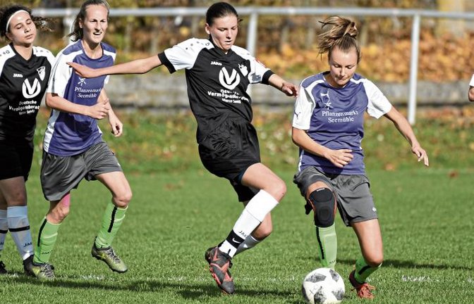 Anna Dingler (rechts) hat die SGM Roßwag/Mühlhausen in der 22. Minute in Führung geschossen, auch wenn das Spiel nicht so gut war, wie es sich der Trainer gewünscht hätte. Foto: Leitner