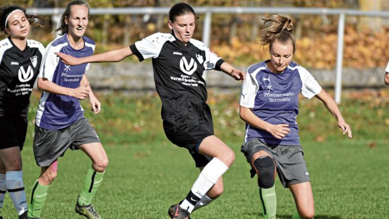 Anna Dingler (rechts) hat die SGM Roßwag/Mühlhausen in der 22. Minute in Führung geschossen, auch wenn das Spiel nicht so gut war, wie es sich der Trainer gewünscht hätte. Foto: Leitner Anna Dingler (rechts) hat die SGM Roßwag/Mühlhausen in der 22. Minute in Führung geschossen, auch wenn das Spiel nicht so gut war, wie es sich der Trainer gewünscht hätte. Foto: Leitner