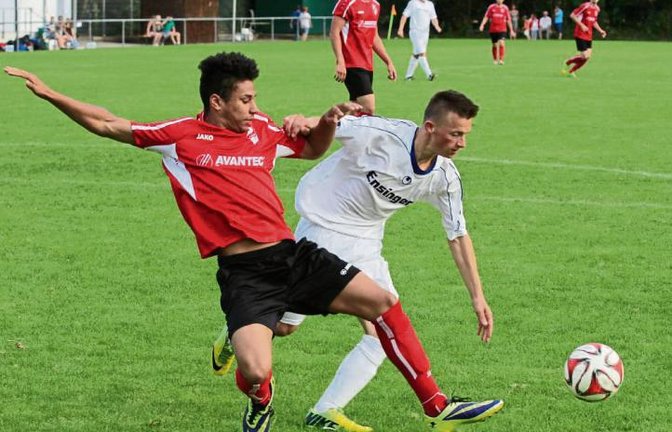 Modou Gueye vom SV Horrheim (links) drängt Gündelbachs Granit Isafi mit vollem Körpereinsatz ab vom Tor. Foto: Nachreiner