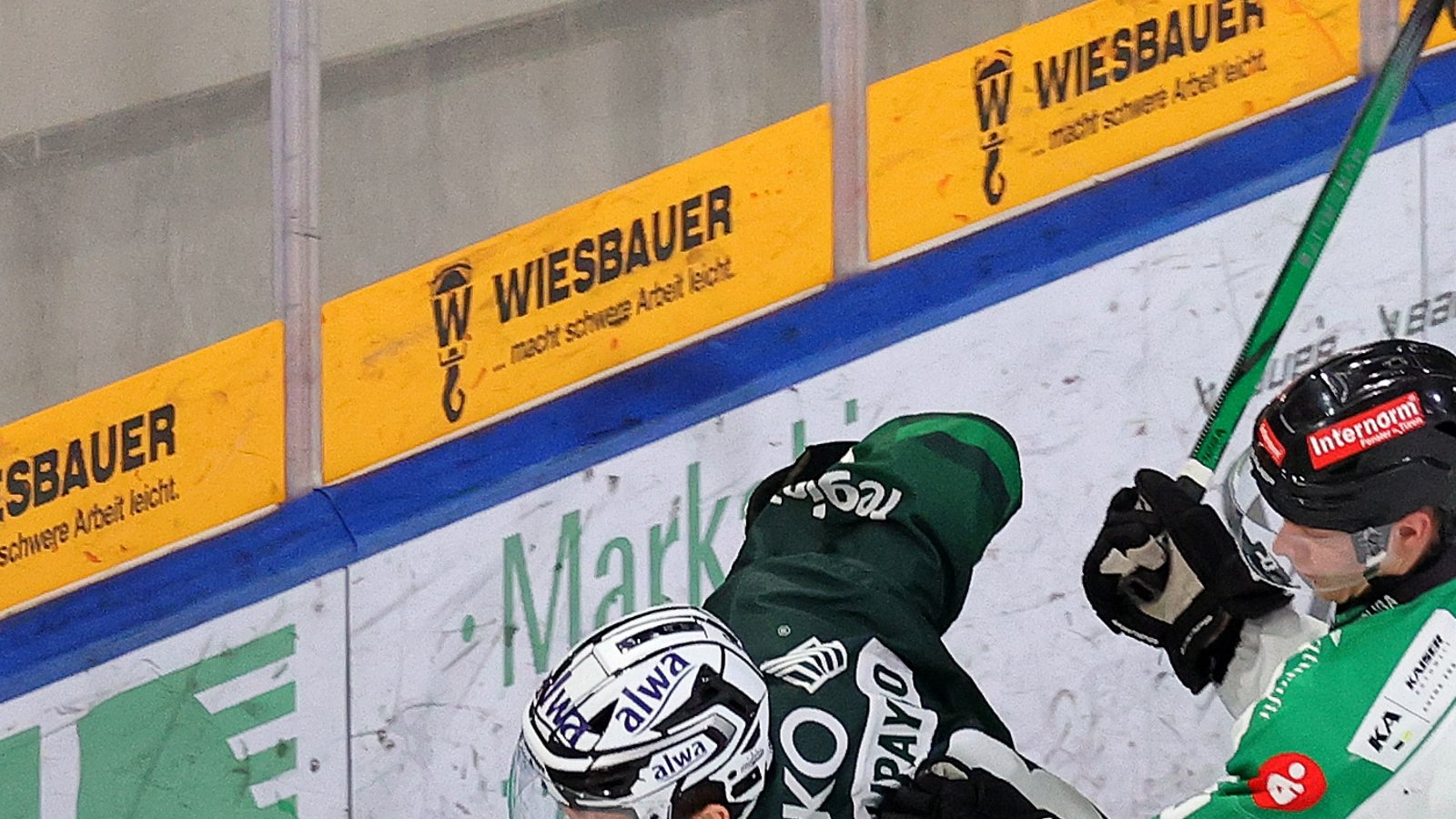 Fedor KoluPaylo behauptet die Scheibe für die Steelers beim 4:1 gegen Höchstadt. Foto: Baumann