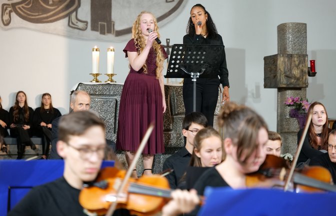 Sophie Bundschu (links) und Elise Tobler sangen im Duett „Stille Nacht“.  <span class='image-autor'>Fotos: p</span>