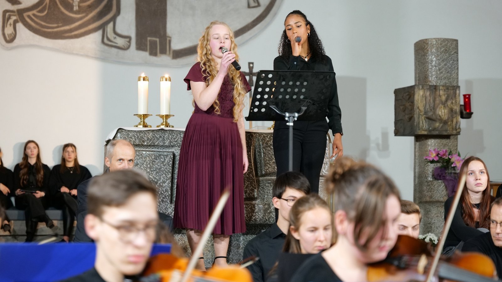 Sophie Bundschu (links) und Elise Tobler sangen im Duett „Stille Nacht“.  Fotos: p