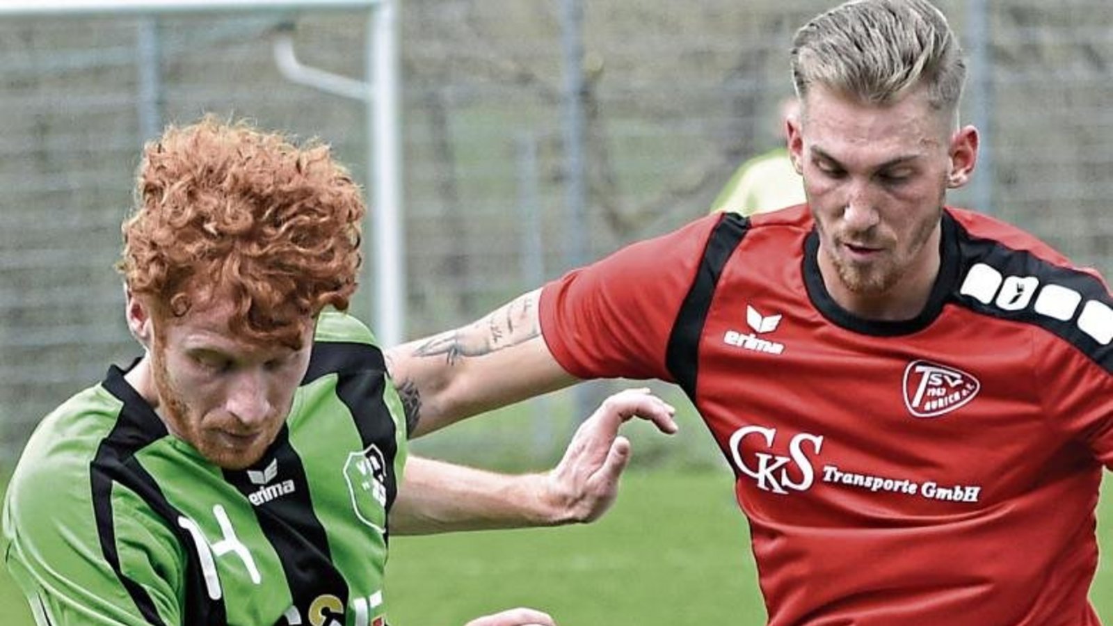 Sersheims Fabian Antoni (links) setzt sich gegen den Auricher Daniel Golchert durch, und auch der VfR gewinnt am Ende deutlich mit 6:1 gegen seine Gäste aus dem Kreuzbachtal. Foto: Leitner Sersheims Fabian Antoni (links) setzt sich gegen den Auricher Daniel Golchert durch, und auch der VfR gewinnt am Ende deutlich mit 6:1 gegen seine Gäste aus dem Kreuzbachtal. Foto: Leitner