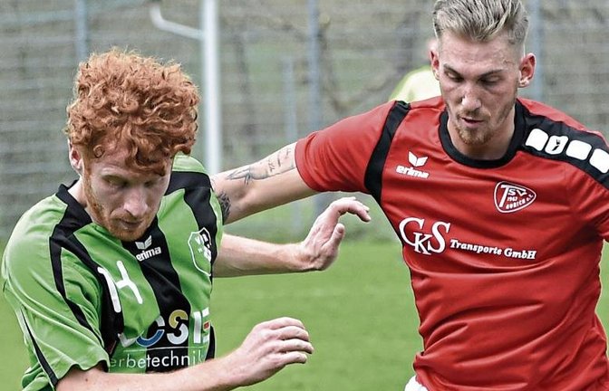 Sersheims Fabian Antoni (links) setzt sich gegen den Auricher Daniel Golchert durch, und auch der VfR gewinnt am Ende deutlich mit 6:1 gegen seine Gäste aus dem Kreuzbachtal. Foto: Leitner