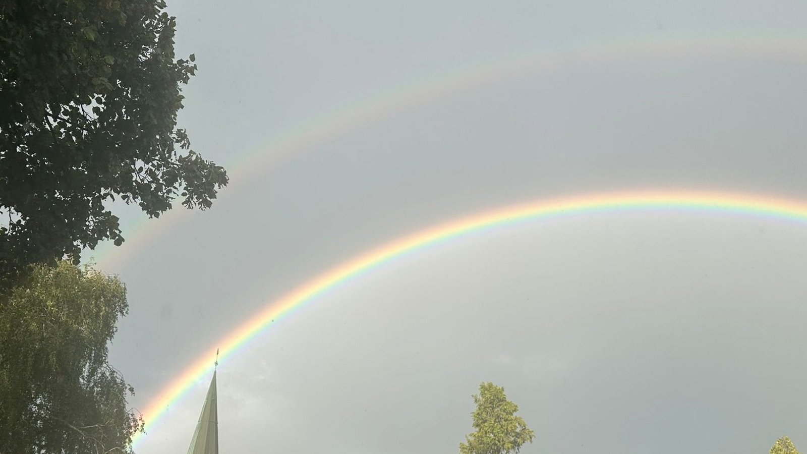 „Der Bogen spannt sich über unsere wunderschöne Kirche“, schreibt Claudia Wizemann zu ihrem Foto aus Nussdorf. „Der Bogen spannt sich über unsere wunderschöne Kirche“, schreibt Claudia Wizemann zu ihrem Foto aus Nussdorf.