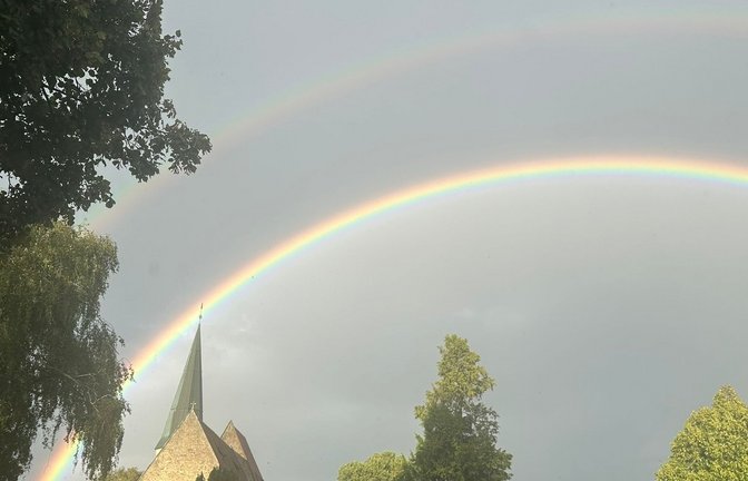 „Der Bogen spannt sich über unsere wunderschöne Kirche“, schreibt Claudia Wizemann zu ihrem Foto aus Nussdorf.