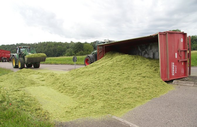 Der Anhänger eines Traktorgespanns ist am Montagabend kurz vor 18 Uhr beim Abbiegen von der Auricher Straße in Vaihingen zur Auffahrt auf die B 10 umgekippt. Verletzt wurde nach Auskunft der Polizei niemand. Die Landwirte hätten selbst für den Abtransport des auf der Fahrbahn verteilten Grüngutes gesorgt, so die Polizei. Gegen 19.15 Uhr war die Straße wieder passierbar.  <span class='image-autor'>Foto: Banholzer</span>