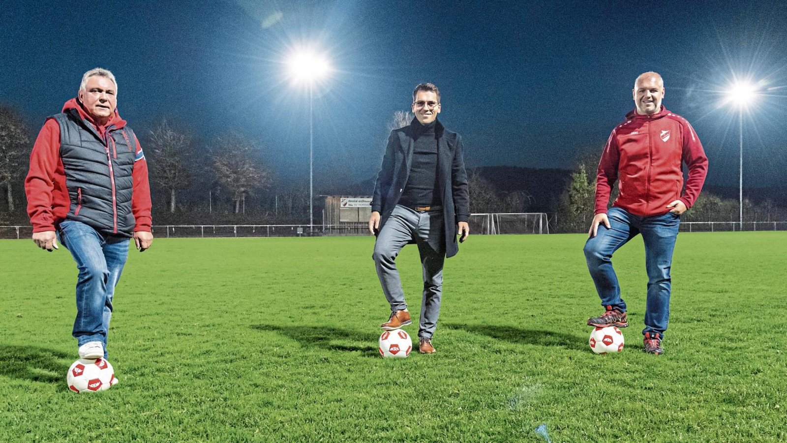 Freuen sich über die helleren Lichtverhältnisse bei Abendspielen auf dem oberen Sportplatz des Fußball-B-Ligisten SV Horrheim: (von links) der kommissarische Vorsitzende Michael Maier, der Aera-Vertriebsleiter Steffen Schütz sowie Jugendleiter Dennis Krieger Foto: Leitner