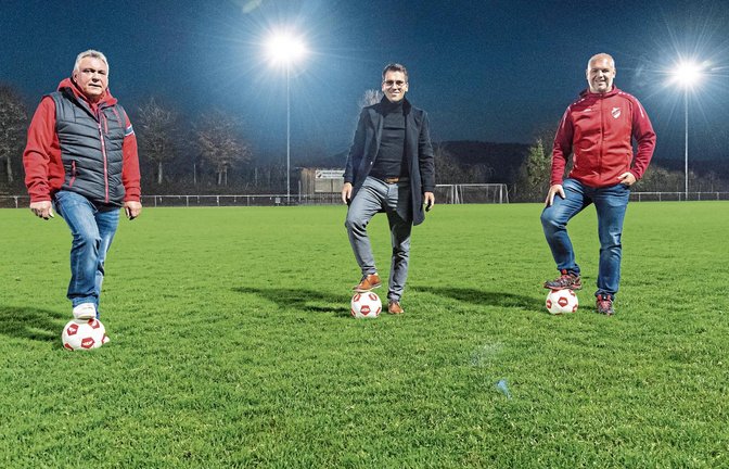 Freuen sich über die helleren Lichtverhältnisse bei Abendspielen auf dem oberen Sportplatz des Fußball-B-Ligisten SV Horrheim: (von links) der kommissarische Vorsitzende Michael Maier, der Aera-Vertriebsleiter Steffen Schütz sowie Jugendleiter Dennis Krieger Foto: Leitner