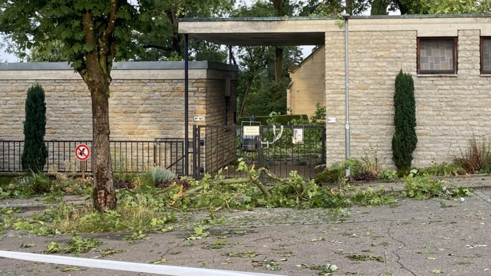 Der Stadtfriedhof ist aktuell gesperrt, da Gefahr durch herabstürzende Äste droht.Stadt Vaihingen an der Enz