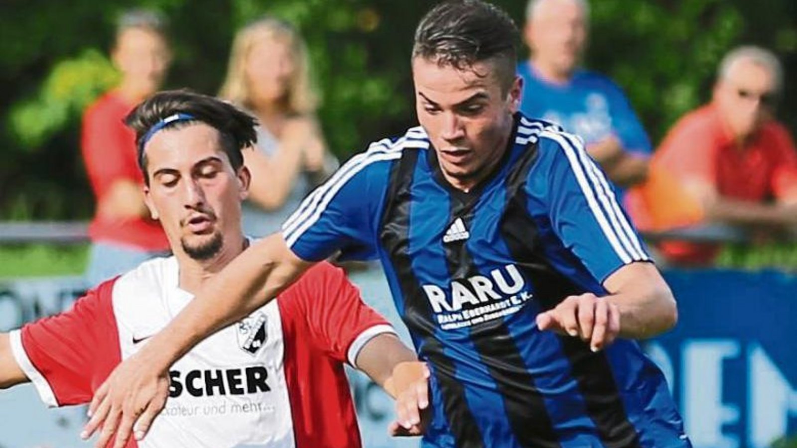 Bilall Gjinovci (rechts) ist ein wahrer Glücksfall für Enzweihingens Trainer Hans-Ulrich Rähmer. Der Offensivmann wirbelt regelmäßig die gegnerischen Abwehrreihen durcheinander. Foto: Küppers Bilall Gjinovci (rechts) ist ein wahrer Glücksfall für Enzweihingens Trainer Hans-Ulrich Rähmer. Der Offensivmann wirbelt regelmäßig die gegnerischen Abwehrreihen durcheinander. Foto: Küppers