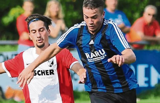 Bilall Gjinovci (rechts) ist ein wahrer Glücksfall für Enzweihingens Trainer Hans-Ulrich Rähmer. Der Offensivmann wirbelt regelmäßig die gegnerischen Abwehrreihen durcheinander. Foto: Küppers