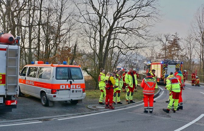 Zahlreiche Einsatzkräfte der Feuerwehr und DLRG sind am Mittwochmorgen auf der Suche nach dem vermissten Unfallfahrer. <span class='image-autor'>Foto: KS-Images.de/Andreas Rometsch</span>