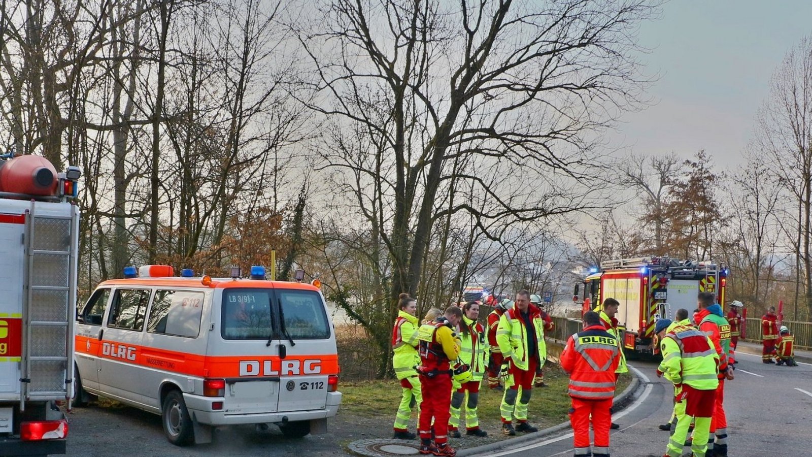 Zahlreiche Einsatzkräfte der Feuerwehr und DLRG sind am Mittwochmorgen auf der Suche nach dem vermissten Unfallfahrer. Foto: KS-Images.de/Andreas Rometsch