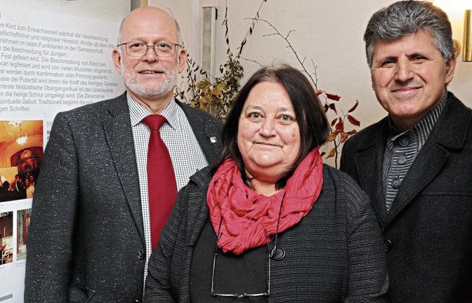 Die Organisatoren der Ausstellung – von links – Pfarrer Ulrich Gratz, Pfarrerin Britta Schleyer sowie Ismet Harbi vom Türkisch-Islamischen Kultur- und Sportverein Sachsenheim. Fotos: Gergen