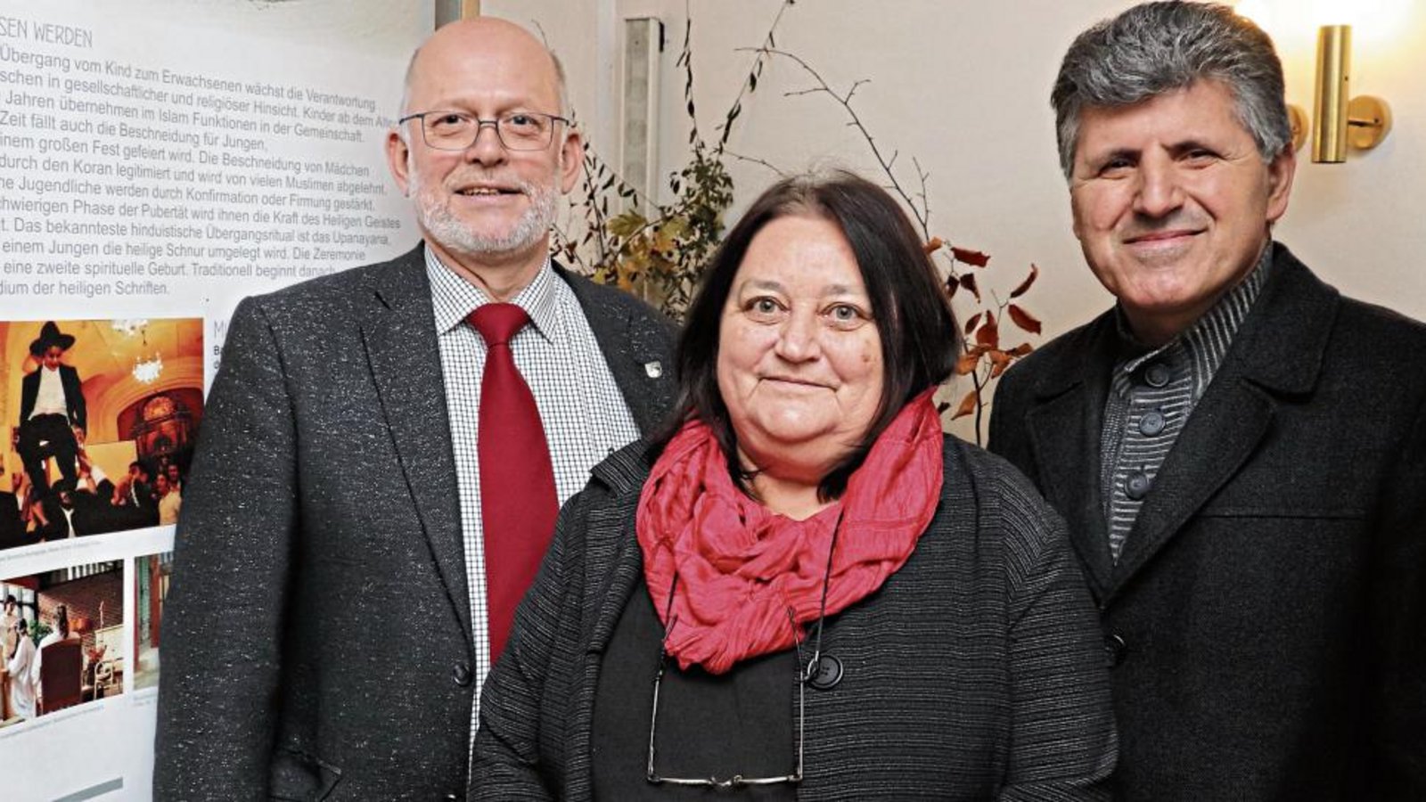 Die Organisatoren der Ausstellung – von links – Pfarrer Ulrich Gratz, Pfarrerin Britta Schleyer sowie Ismet Harbi vom Türkisch-Islamischen Kultur- und Sportverein Sachsenheim. Fotos: Gergen Die Organisatoren der Ausstellung – von links – Pfarrer Ulrich Gratz, Pfarrerin Britta Schleyer sowie Ismet Harbi vom Türkisch-Islamischen Kultur- und Sportverein Sachsenheim. Fotos: Gergen
