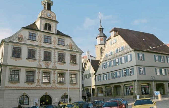 Neulich reihten sich „zehn liebevoll gepflegte Youngtimer aus ganz Baden-Württemberg“ im Zuge einer Sternfahrt auf dem Vaihinger Marktplatz auf, schreibt Manfred Arnold zu seinem Foto. Fiat Sportcoupés seien von 1994 bis Ende 2000 gebaut worden.